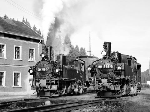 Am Morgen des 25. September 2015 sonnten sich 99 1590-1 und 99 1568-7 der IG Preßnitztalbahn e. V. in Schönheide Süd. Anlass für diesen Gasteinsatz war das VIII. WCd-Schmalspurbahnfestival 2015 des FHWE.
