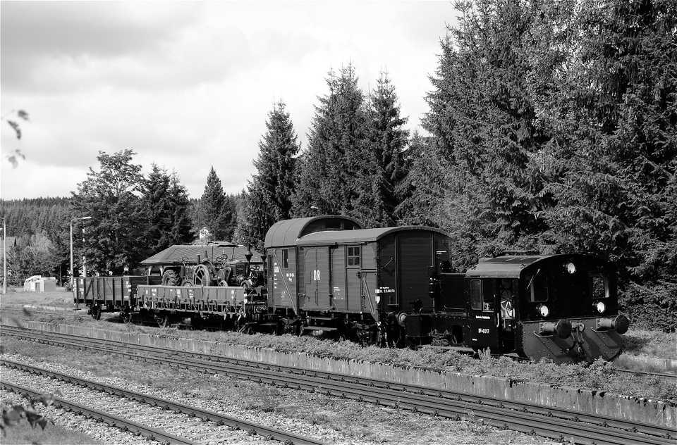 Der historische FHWE-Güterzug mit der Kö 4017 sowie dem erst seit Kurzem wieder beschrifteten Güterzuggepäckwagen 88-31-04 am 25. September nach dem Umsetzen im Bahnhof Tannenbergsthal.