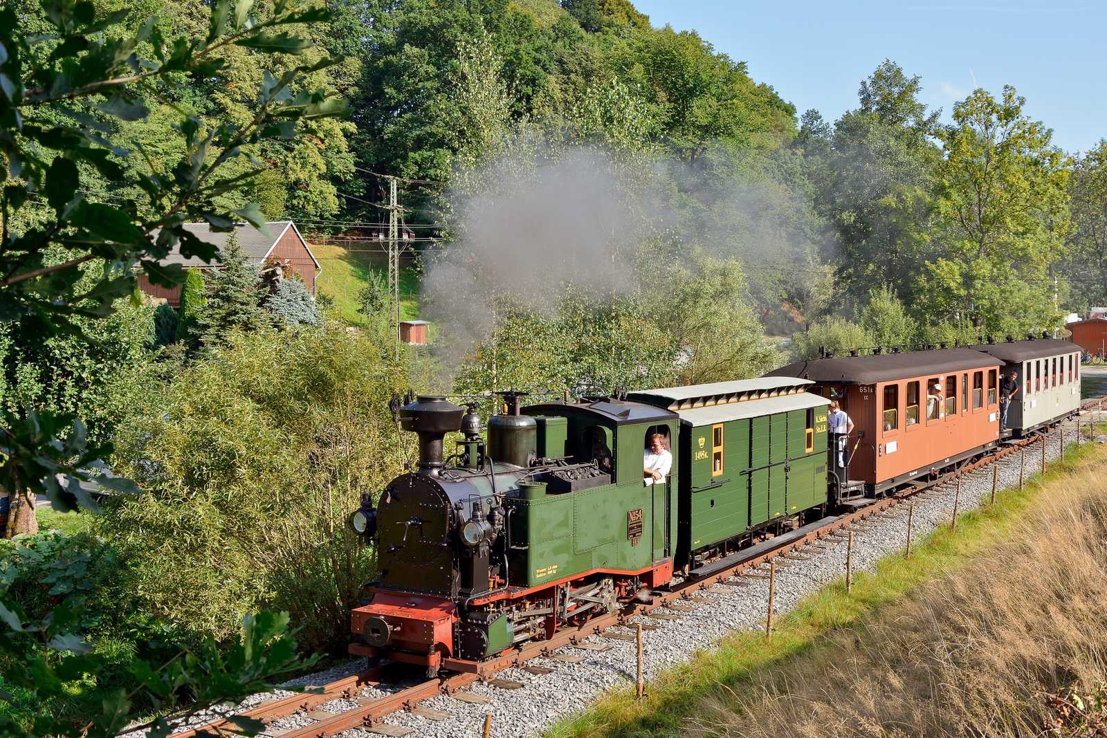 Bereits am 29. August 2015 fand das Bahnhofsfest in Lohsdorf statt, bei dem nach 88 Jahren erstmals wieder eine sächsische I K auf der Schwarzbachbahn verkehrte, wie dieses Foto von Joachim Jehmlich zeigt.
