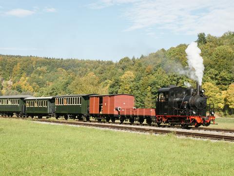 Lok 12 der Härtsfeld-Museumsbahn „Schättere“ fährt am 3. Oktober 2015 mit ihrem Zug in den Bahnhof Sägmühle ein – am diesjährigen Austragungsort der Schmalspur-EXPO fotografierte Dr. Markus Strässle.