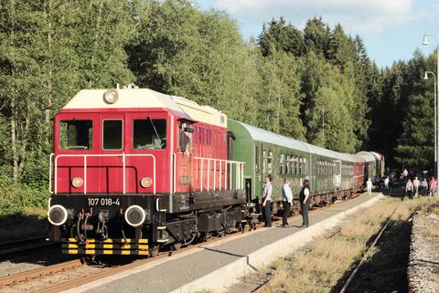 Fotohalt in Potůčky/Breitenbach: Der „Knick“ im VSE-Sonderzug lässt die Steigung bzw. das Gefälle erahnen, das der Zug auf seiner Fahrt über das Erzgebirge zu überwinden hat.