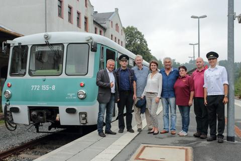 In Annaberg-Buchholz unterer Bahnhof nahmen die prominenten Fahrgäste gemeinsam mit dem EAB-Personal Aufstellung für ein Gruppenfoto vor den historischen Fahrzeugen.