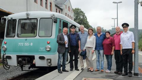 In Annaberg-Buchholz unterer Bahnhof nahmen die prominenten Fahrgäste gemeinsam mit dem EAB-Personal Aufstellung für ein Gruppenfoto vor den historischen Fahrzeugen.