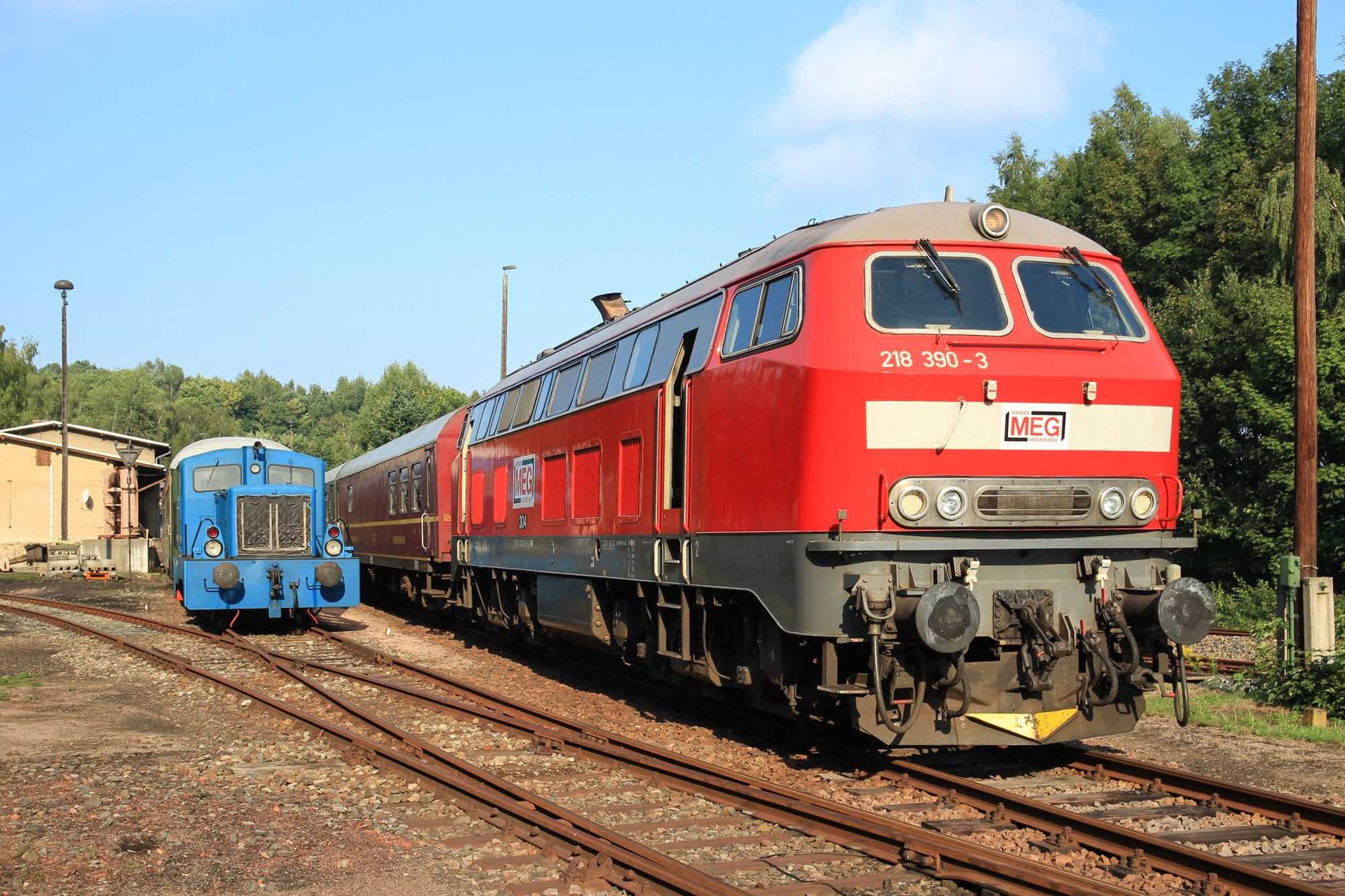 Die MEG-Lok 304 (ex 218 390-3) holte am 12. September den VSE-Zug nach Leipzig, hier am Vortag noch in Schwarzenberg.