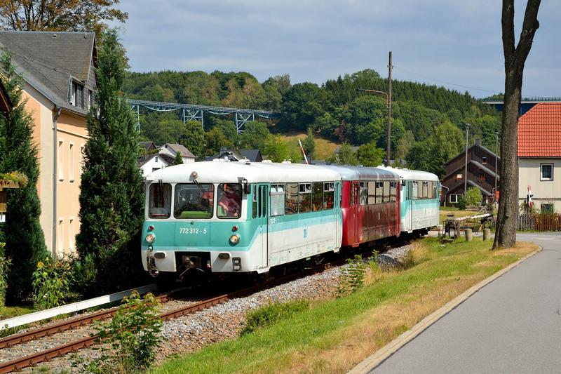 Die Triebwagen der Erzgebirgischen Aussichtsbahn in Markersbach.
