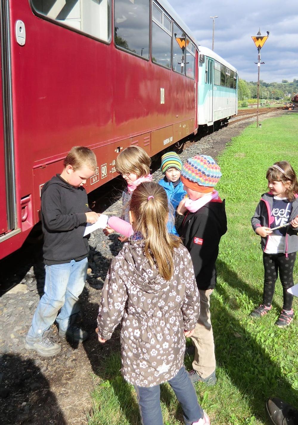 Beim Kindergeburtstag im Eisenbahnmuseum Schwarzenberg gab es am 5. September eine Schatzsuche am „Ferkeltaxi“.