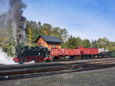 Güterzüge auf schmaler Spur kann man am 2. Oktober 2015 bei der Preßnitztalbahn fotografieren – die VI K 99 715 wird dann, wie am 4. Oktober 2013, wieder im Einsatz zu erleben sein. Jörg Müller hielt die Ausfahrt des Zuges am Wasserhaus Steinbach fest.