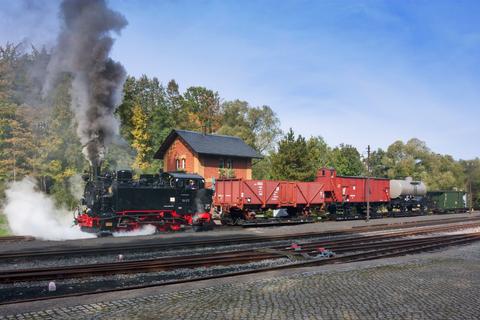 Güterzüge auf schmaler Spur kann man am 2. Oktober 2015 bei der Preßnitztalbahn fotografieren – die VI K 99 715 wird dann, wie am 4. Oktober 2013, wieder im Einsatz zu erleben sein. Jörg Müller hielt die Ausfahrt des Zuges am Wasserhaus Steinbach fest.