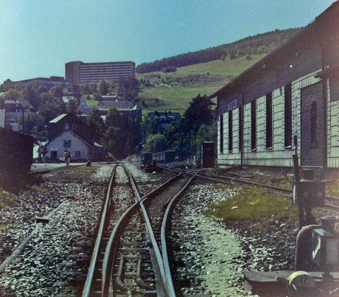An den Gleisen der Strecke, wie hier auch in der Einfahrt des Bahnhofes Kurort Oberwiesenthal waren regelmäßig durchgeführte Instandhaltungsarbeiten erkennbar und die Gleislage damit vergleichsweise gut.