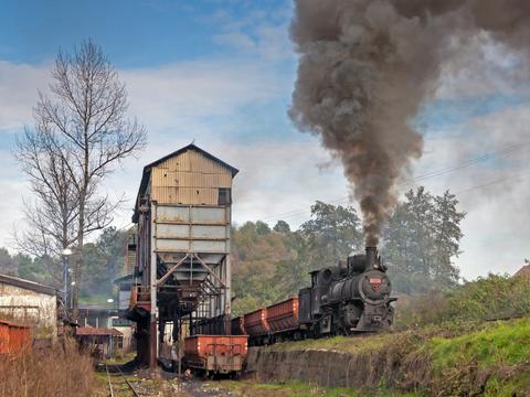 Auf der zweigleisigen Kohlenbahn Banovići in Bosnien-Herzegowina ist die 1948 gebaute 83-158 mit
ihrem Leerzug am 28. Oktober 2014 unterwegs.