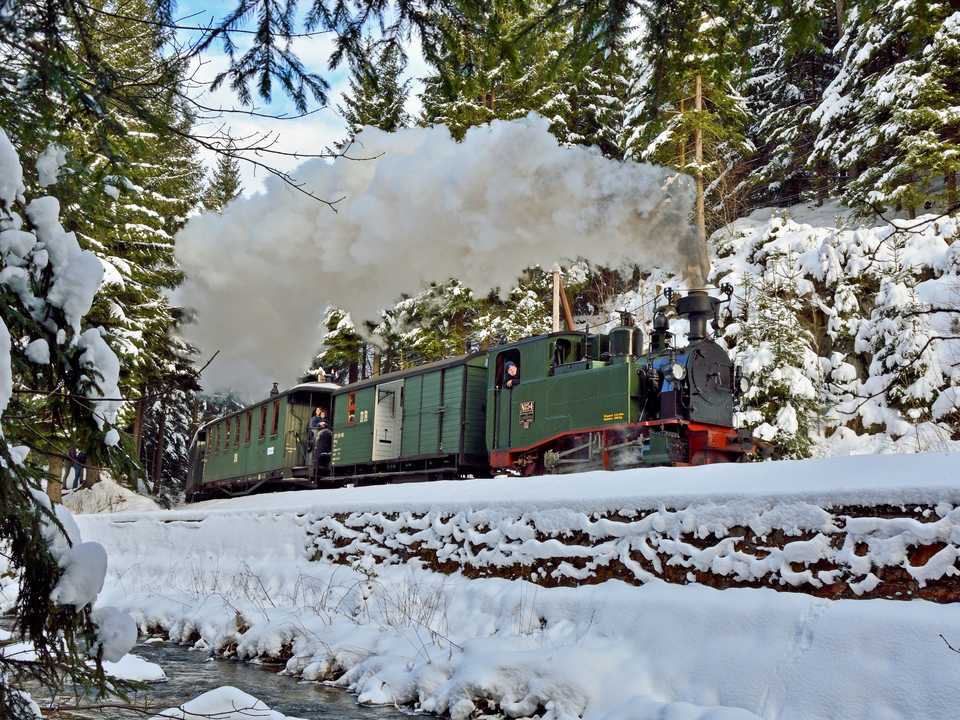 Erstmals im harten planmäßigen Wintereinsatz – die sächsische I K Nr. 54. Am 1. Februar lichtete Joachim
Jehmlich die Lok mit ihrem Zug bei km 20,2 auf der Preßnitztalbahn ab.