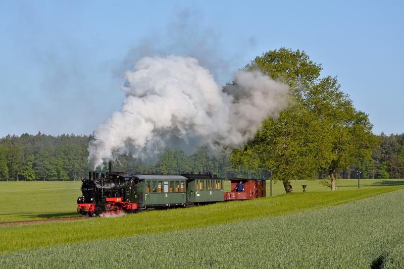 Als Gast zu den diesjährigen Dampffahrtagen der Pollo-Museumsbahn in der Prignitz kam Lok 99 4633
der Rügenschen BäderBahn zum Einsatz, die Joachim Jehmlich hier in der Nähe des Bahnüberganges Tüchener Weg
ablichtete.