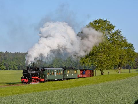 Als Gast zu den diesjährigen Dampffahrtagen der Pollo-Museumsbahn in der Prignitz kam Lok 99 4633
der Rügenschen BäderBahn zum Einsatz, die Joachim Jehmlich hier in der Nähe des Bahnüberganges Tüchener Weg
ablichtete.