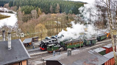 Am 21. und 22. März waren I K Nr. 54 und 99 1715-4 im Einsatz. Vor dem Start des ersten Zuges konnten beide Lokomotiven gemeinsam im Lokbahnhof Jöhstadt fotografiert werden, da vom Hang hinter dem Heizhaus wieder gute Sicht auf die Gleise besteht.