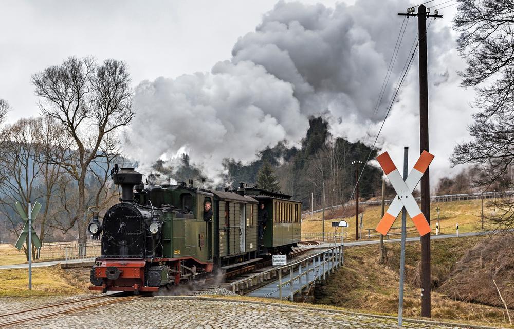 Am 21. und 22. März 2015 war der Nachbau der ersten sächsischen Schmalspurlokgattung, die I K Nr. 54, mit diesem kurzen Personenzug auf der Preßnitztalbahn unterwegs – hier zu sehen bei der Einfahrt in den Bahnhof Schmalzgrube.