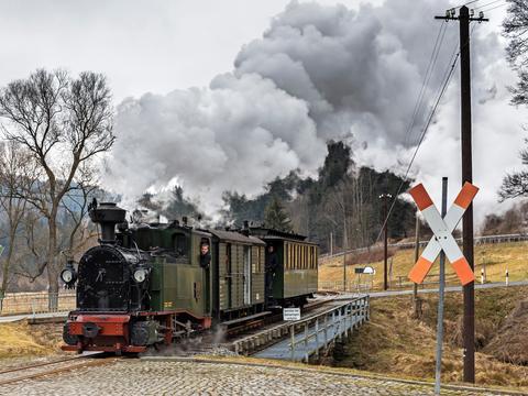 Am 21. und 22. März 2015 war der Nachbau der ersten sächsischen Schmalspurlokgattung, die I K Nr. 54, mit diesem kurzen Personenzug auf der Preßnitztalbahn unterwegs – hier zu sehen bei der Einfahrt in den Bahnhof Schmalzgrube.