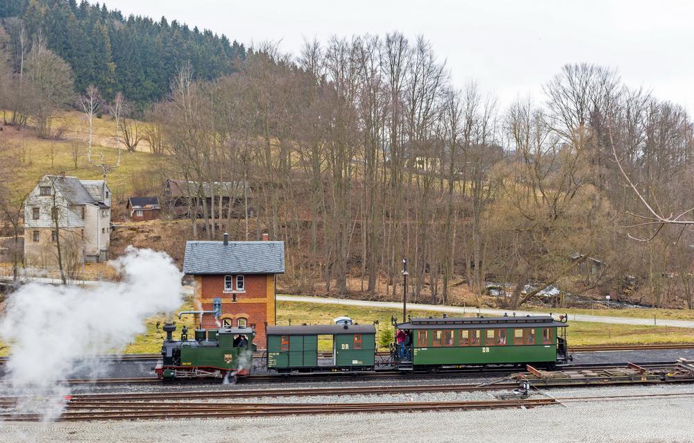 Am 22. März passiert die I K Nr. 54 mit ihrem Kurzzug gerade das Wasserhaus in Steinbach.