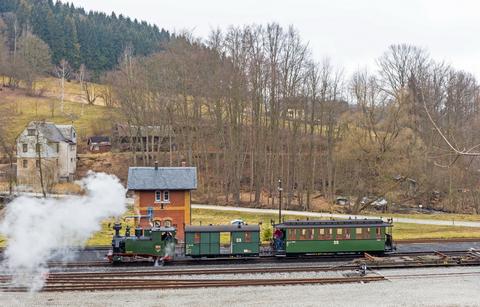 Am 22. März passiert die I K Nr. 54 mit ihrem Kurzzug gerade das Wasserhaus in Steinbach.