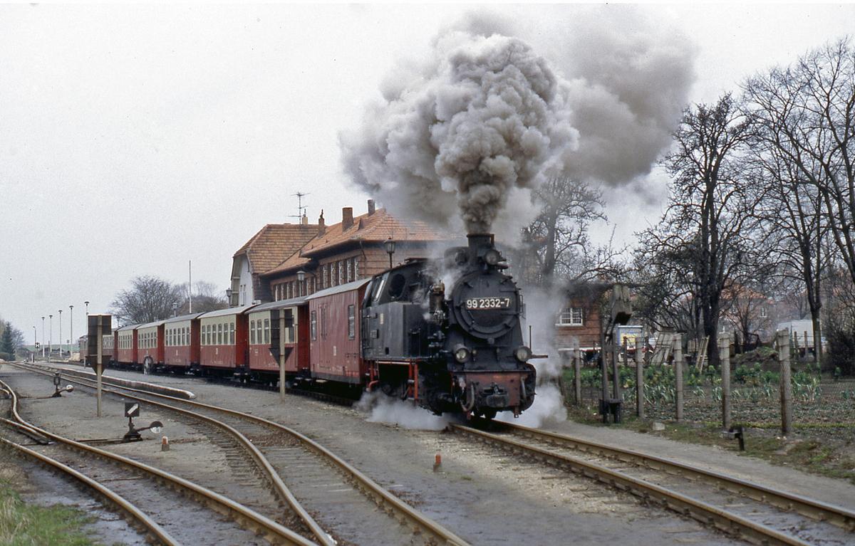 Ausfahrt von 99 2332-7 am 13. März 1990 aus den Bahnhof Kühlungsborn West.