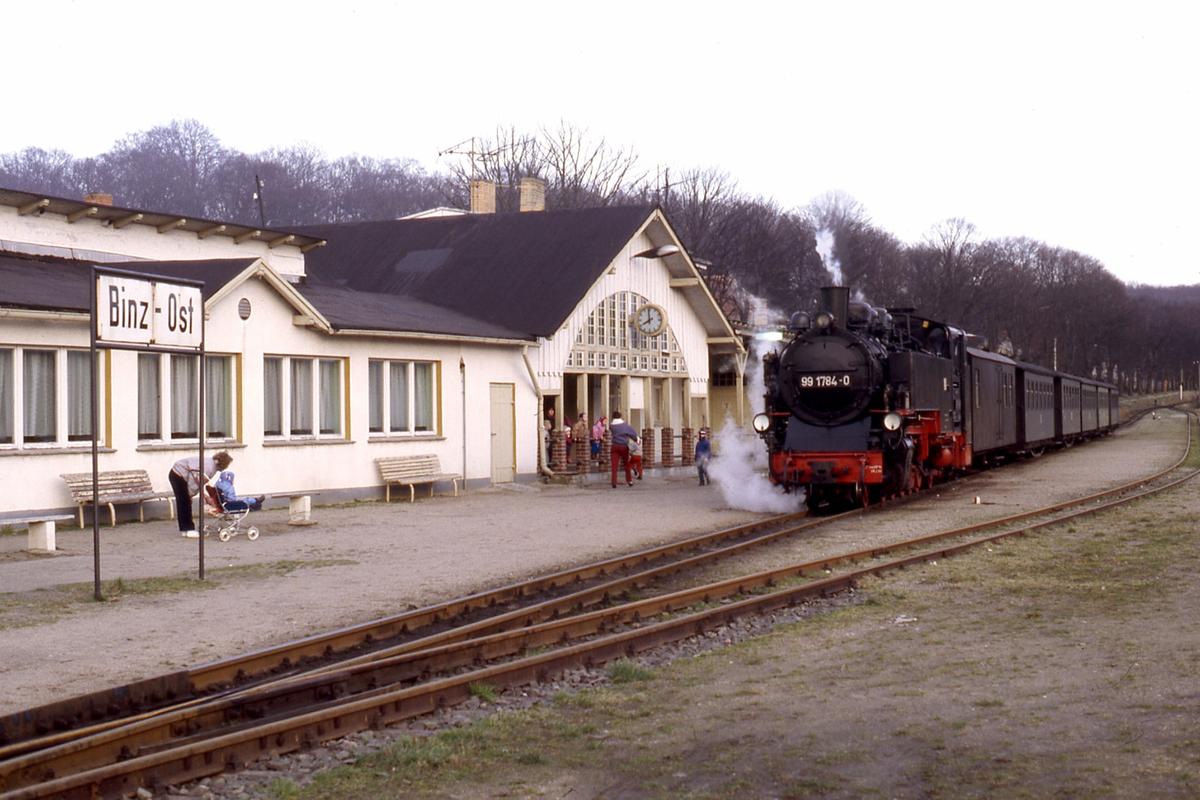 99 1784-0 am 13. März 1990 vor dem damals noch bestehenden alten Bahnhofsgebäude in Binz-Ost der noch unter DR-Regie fahrenden Schmalspurbahn Putbus-Göhren.