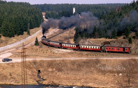 99 7244-9 passiert am 16. März 1990 den Streckenabschnitt der Harzquerbahn bei Sorge, der direkt von den Grenzsicherungsanlagen gesäumt wurde.