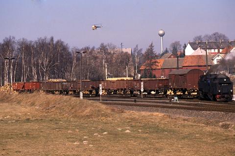 Der Bahnhof Stiege bildete eine der wichtigsten Drehscheiben für den Güterverkehr auf Selketal- und Harzquerbahn. 99 7233-2 passiert hier am 16. März 1990 gerade die umfangreichen Bahnhofsgleisanlagen.