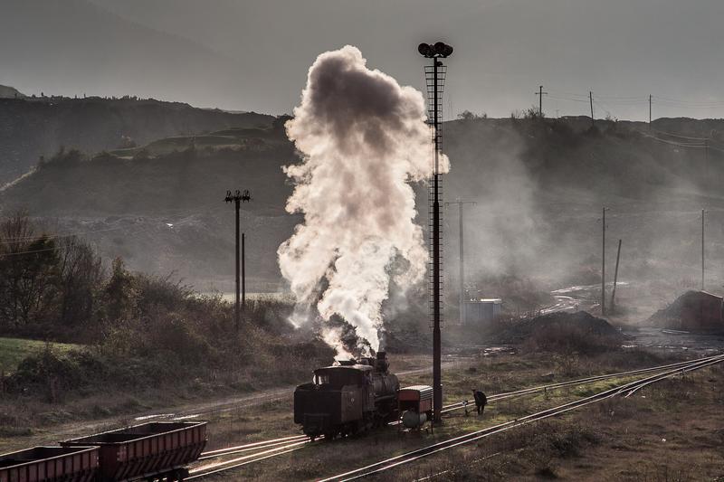 83-158 setzt am Streckenende der Kohlenbahn in Turja um.