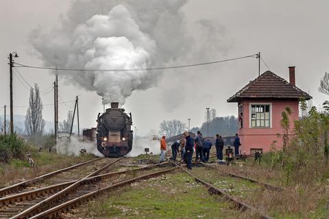 Die kleine Škoda-Lok 19-12 in der Einfahrt der regelspurigen Station Banovići.