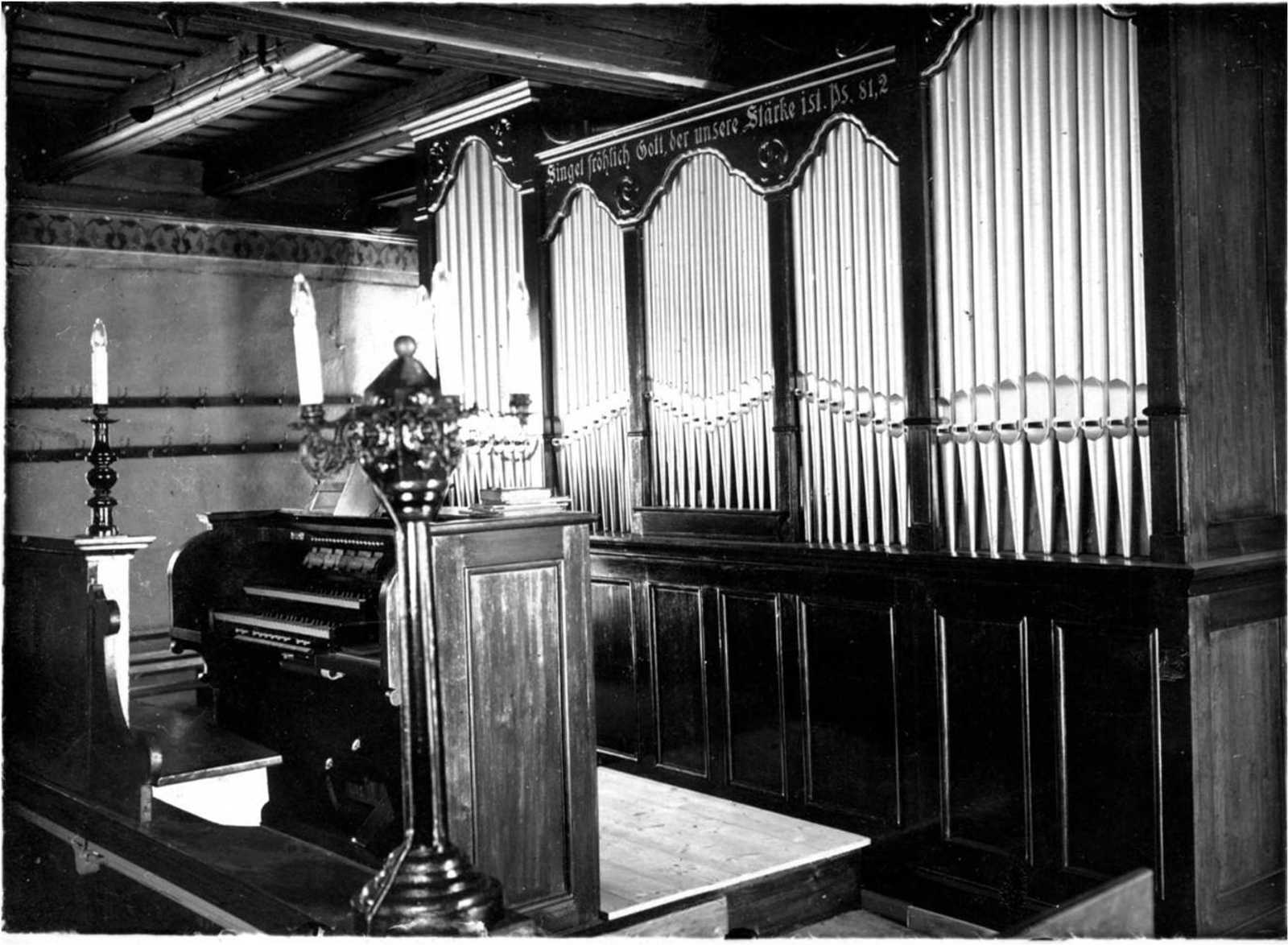 Die Grumbacher Orgel, aufgenommen vermutlich kurz vor oder nach der Einweihung.