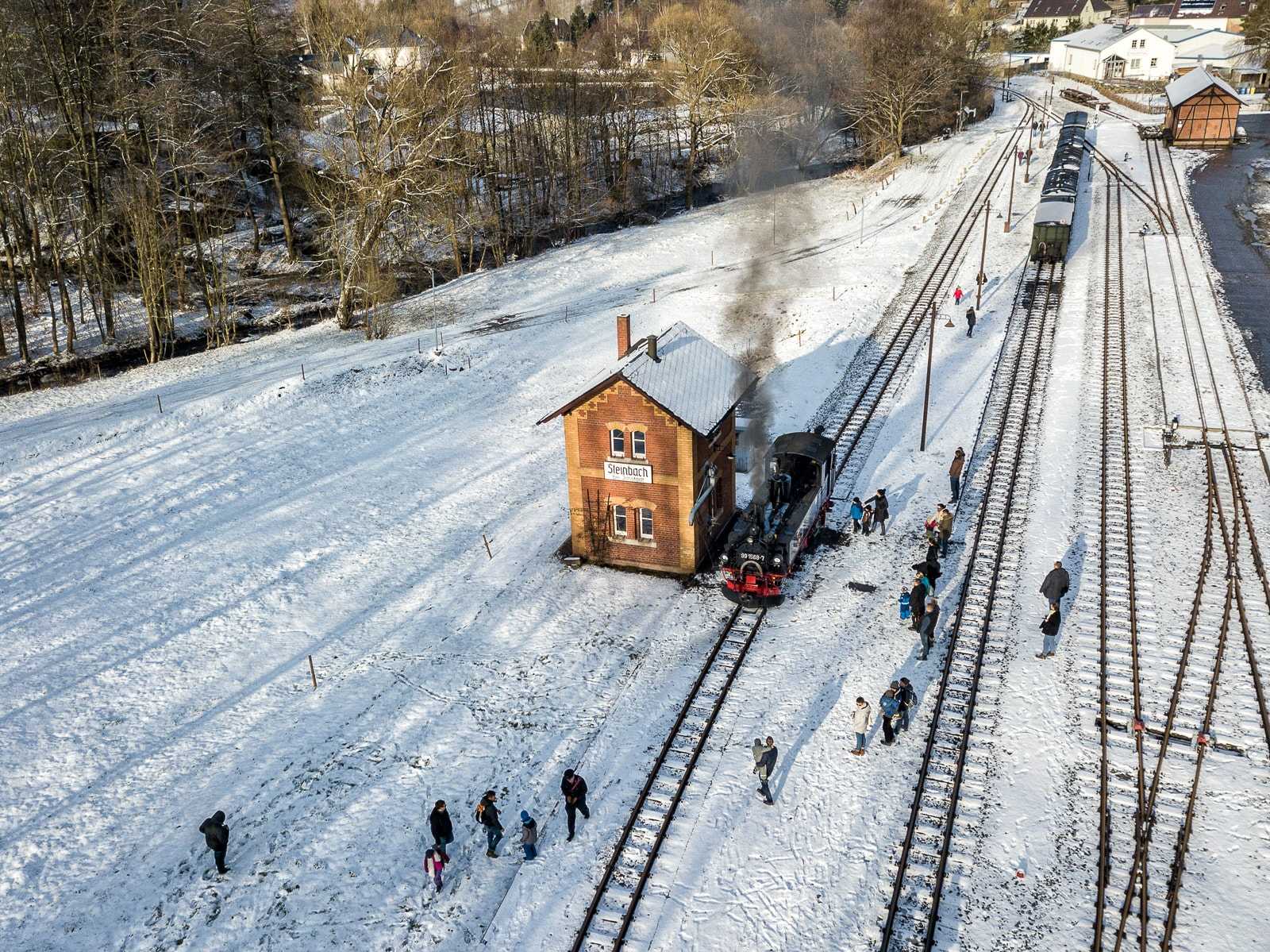 Eine Aufnahme vom winterlichen Bahnhof Steinbach im Modell? Nein – mit einer Drohne gelang es dem Fotografen Ondřej Zaoral aus Prag, den einzigen sonnigen Moment des 4. Februar 2018 einzufangen.