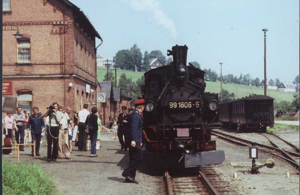 99 1606-5 mit eingefahrenem Personenzug im Bahnhof Jöhstadt