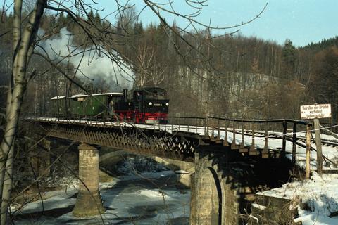 Zug auf der großen Brücke über die Zschopau in Wilischthal