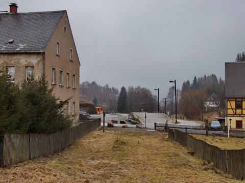 Blick von der südlichen Bahnhofseinfahrt in Richtung Bahnübergang Dürrenberg und Bahnhofsgelände. Bald wird die Wiese im Vordergrund durch Gleis ersetzt werden.