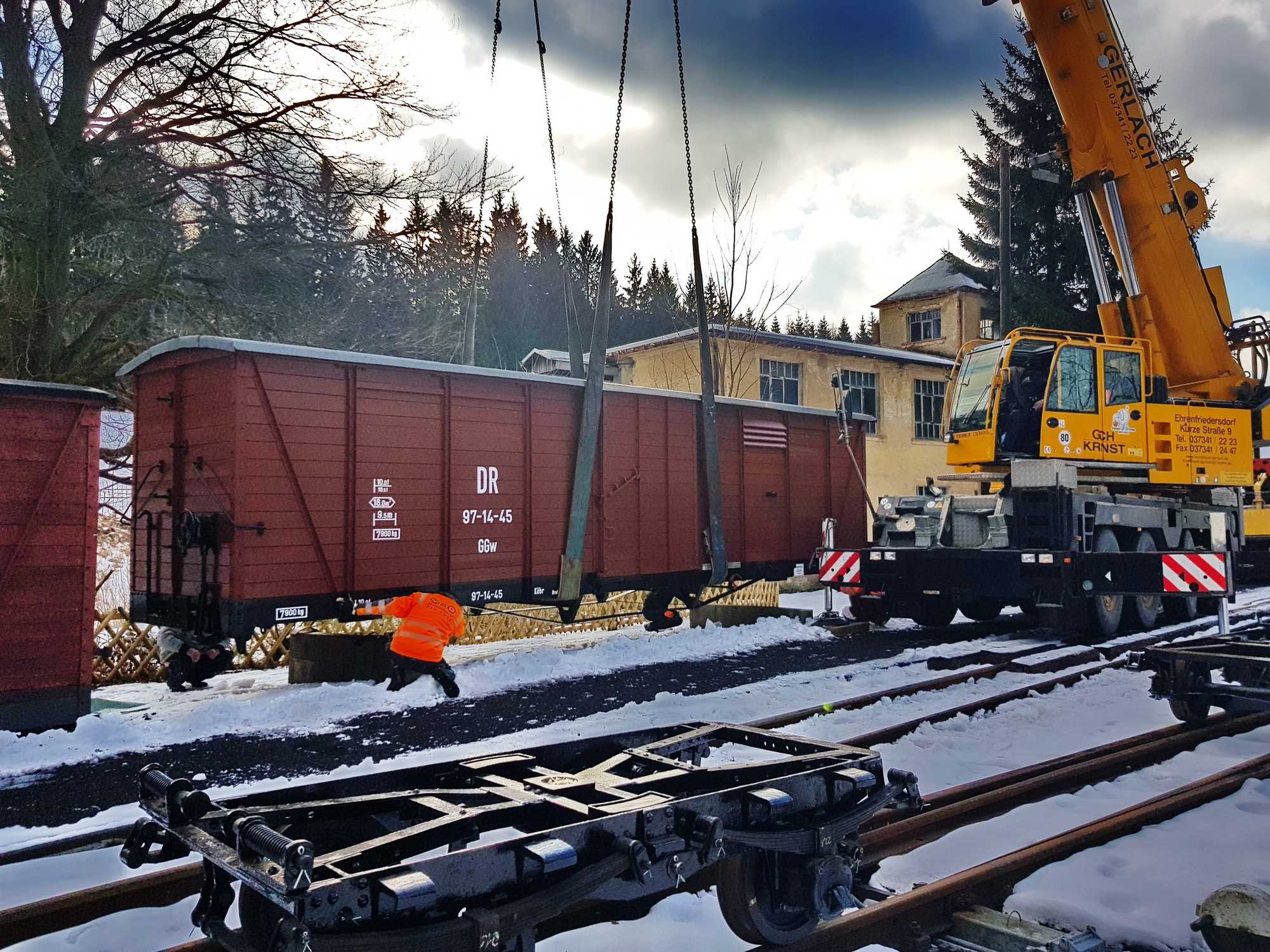 Aufstellung des aufgearbeiteten Lager-Wagenkastens auf die Betonsockel im Bahnhof Schlössel.
