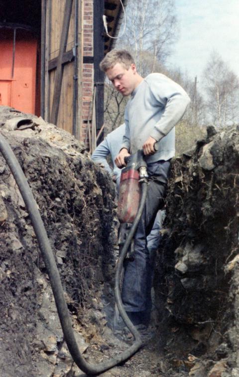 Am Lokschuppen geht es in frostsicherer Tiefe nur mit dem Presslufthammer voran. | 05.04.1992 | Foto: Jörg Müller Am Lokschuppen geht es in frostsicherer Tiefe nur mit dem Presslufthammer voran.