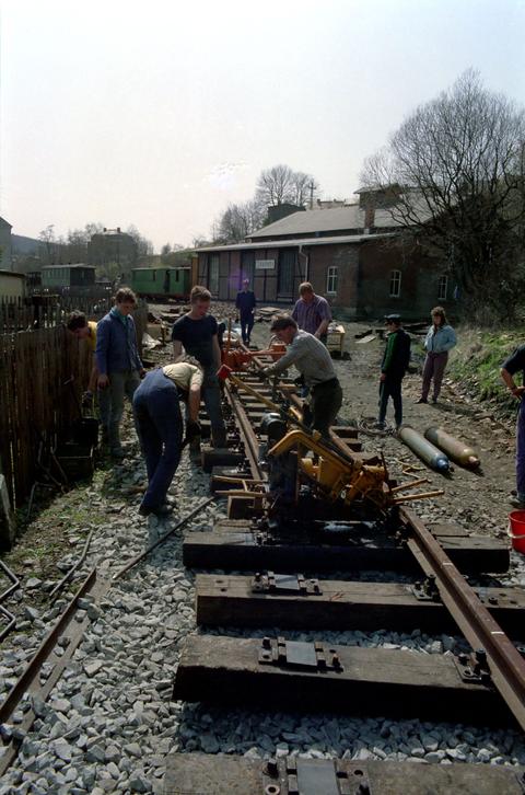 Der Gleisbau an der Strecke hat begonnen, die ersten zwei Längen Gleis sind montiert. | 25.04.1992 | Foto: Jörg Müller Der Gleisbau an der Strecke hat begonnen, die ersten zwei Längen Gleis sind montiert.