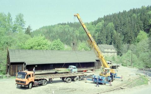 Vom Streckenrückbau verbliebene Schienen werden eingesammelt, hier in Streckewalde. | 16.05.1992 | Foto: Jörg Müller Vom Streckenrückbau verbliebene Schienen werden eingesammelt, hier in Streckewalde.