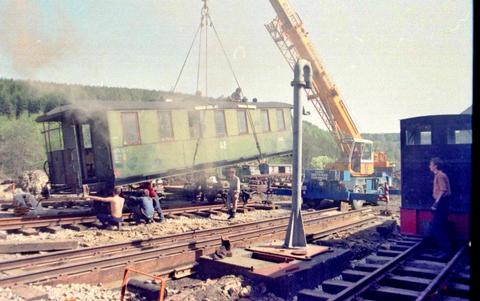 Der Wagenkasten des Wagens 970-583 wird wieder auf Drehgestelle aufgesetzt. | 17.05.1992 | Foto: Jörg Müller Der Wagenkasten des Wagens 970-583 wird wieder auf Drehgestelle aufgesetzt.