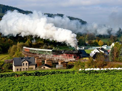 Steffen Schmidt fotografierte am 5. Oktober 2014 den Zug mit 50 3616-5 auf der Bahnstrecke Annaberg-
Buchholz – Schwarzenberg bei Markersbach.