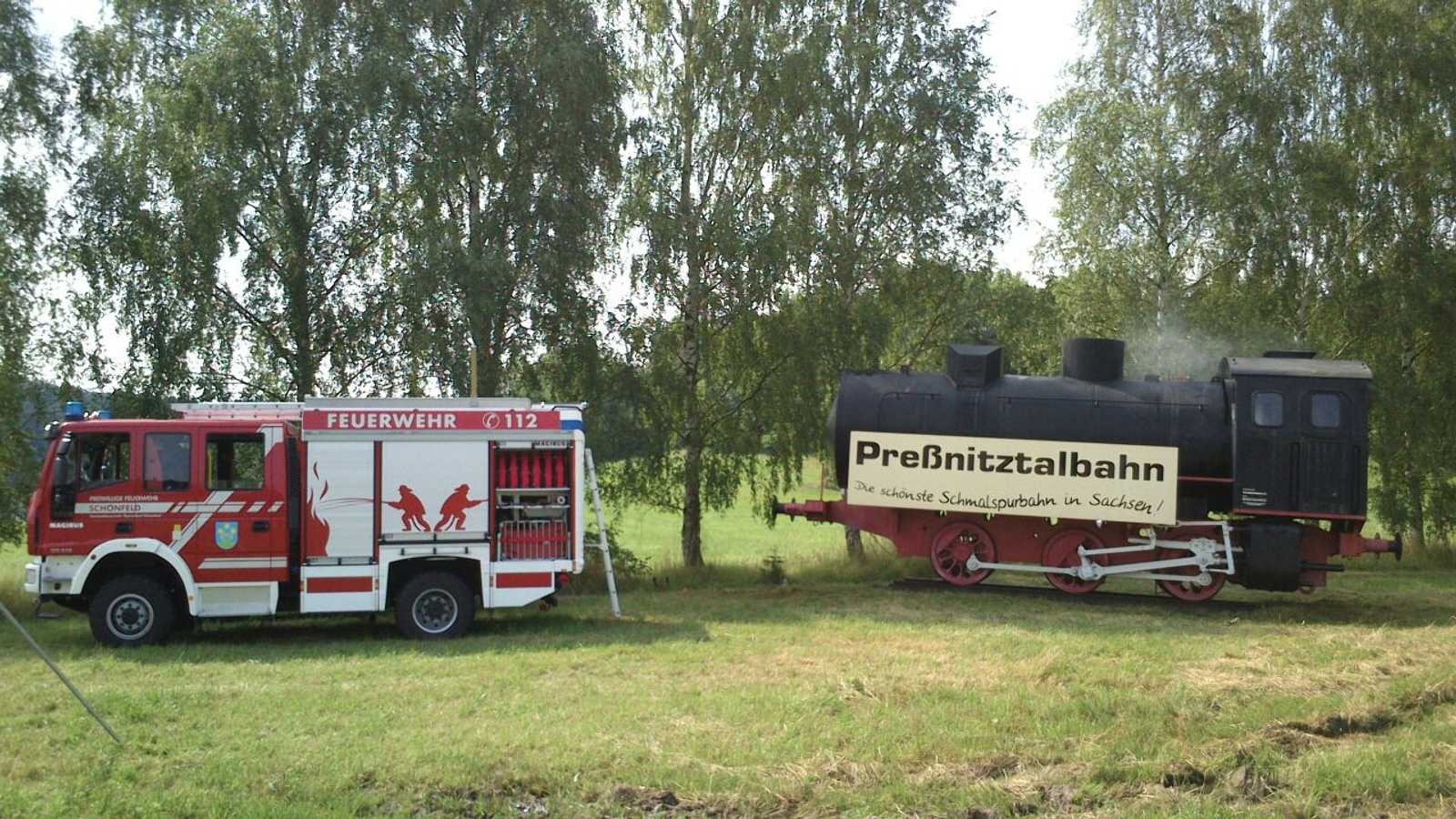 Die Freiwillige Feuerwehr Schönfeld-Wiesa unterstützte die optische Auffrischung der Werbe-Dampfspeicherlok an der B 95.