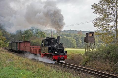 „Drei Tage Volldampf mit 99 4511“ gab es beim RüBB-Fanwochenende vom 10. bis 12. Oktober 2014 auf der Insel Rügen – hier sehen wir die titelgebende Lok „Meppel“ mit einem kleinbahntypischen Gmp am 12. Oktober.