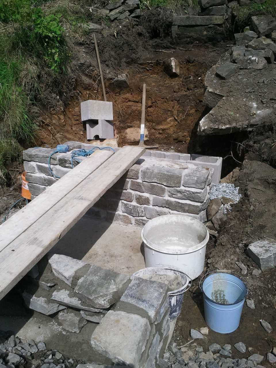 Reparatur von Widerlagermauern infolge der Zerstörungen des Hochwassers von 2013