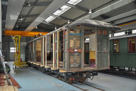 Der Traglastenwagen 970-622 aus Mügeln wird in Jöhstadt aufgearbeitet, dazu setzten die Werkstattmitarbeiter den Kasten auf einen Flachwagen.