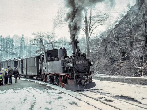 Am 5. April 1980 lag am Bahnsteig in Wolkenstein noch Schnee, als die langjährige Stammlok 99 1582-8 mit einem Personenzug zur Abfahrt nach Jöhstadt bereitstand.