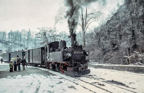 Am 5. April 1980 lag am Bahnsteig in Wolkenstein noch Schnee, als die langjährige Stammlok 99 1582-8 mit einem Personenzug zur Abfahrt nach Jöhstadt bereitstand.