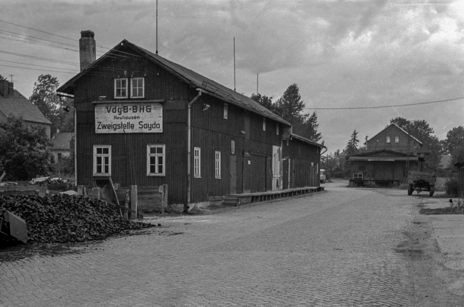 Auf dem Bahnhofsgelände in Sayda stand im September 1975 noch das Gebäude vom Anschluss Büschel/Hengst, hinten das Empfangsgebäude.