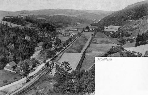 Auf dieser historischen Ansichtskarte ist der alte Bahnhof Oberschlottwitz der schmalspurigen Müglitztalbahn im Vordergrund links neben dem alten Wagenkasten zu sehen.