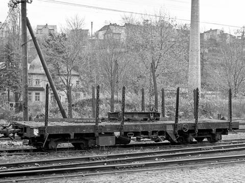 Den im Juni 1965 letztmalig im Raw Karl-Marx-Stadt ausgebesserten Einheits-HH 97-25-49 musterte die Rbd Dresden am 22. Juli 1969 aus. Im Jahr 1971 musste seine Nummer bereits mit Kreide nachgezogen werden. Im Januar 1972 traf dieser Wagen in Rittersgrün ein.