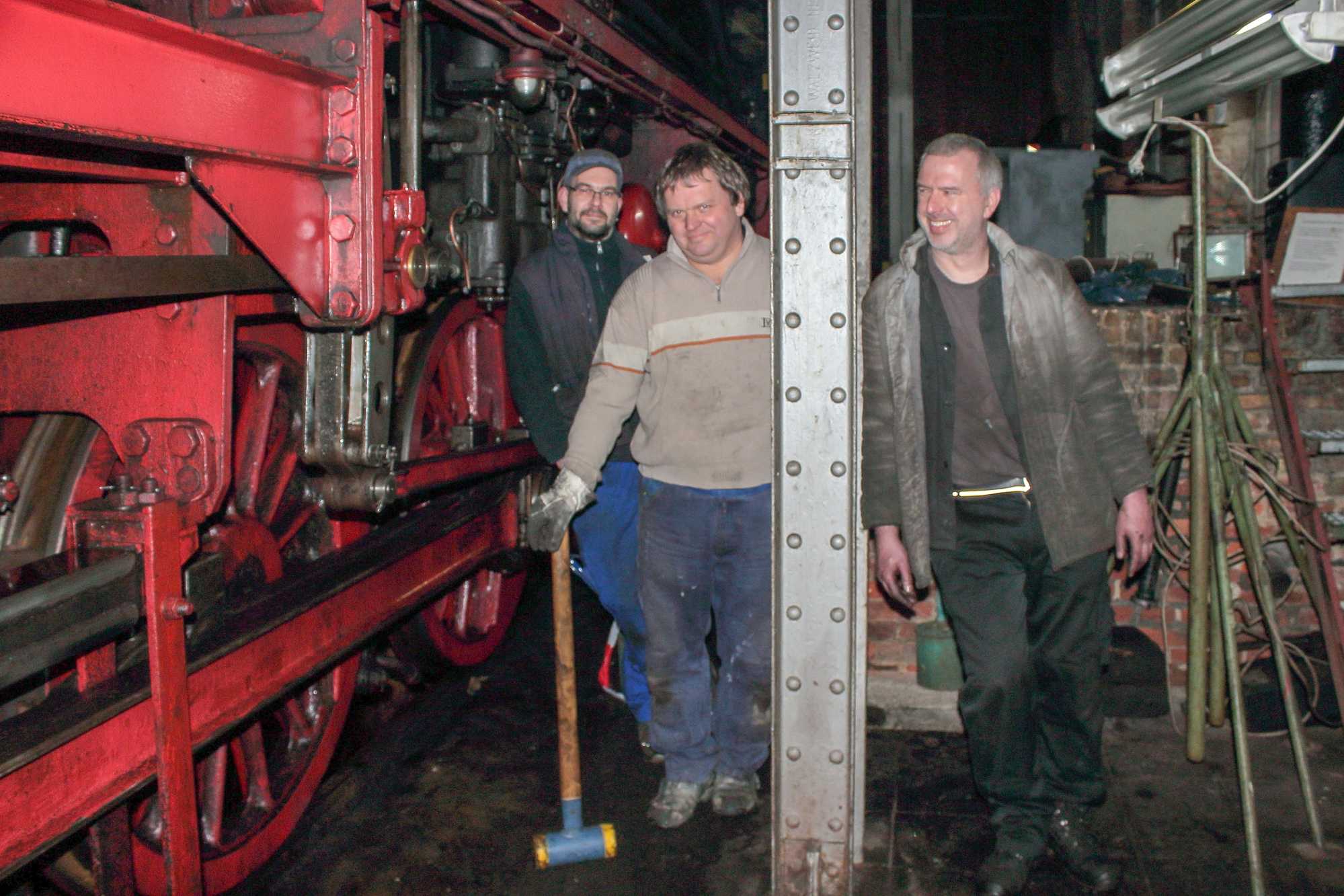 Gert Mildner, Olaf Gläser und Heiko Maßnick am 23. Dezember 2017 nach der in Schwarzenberg ausgeführten Reparatur an der Lok 52 8079-7.