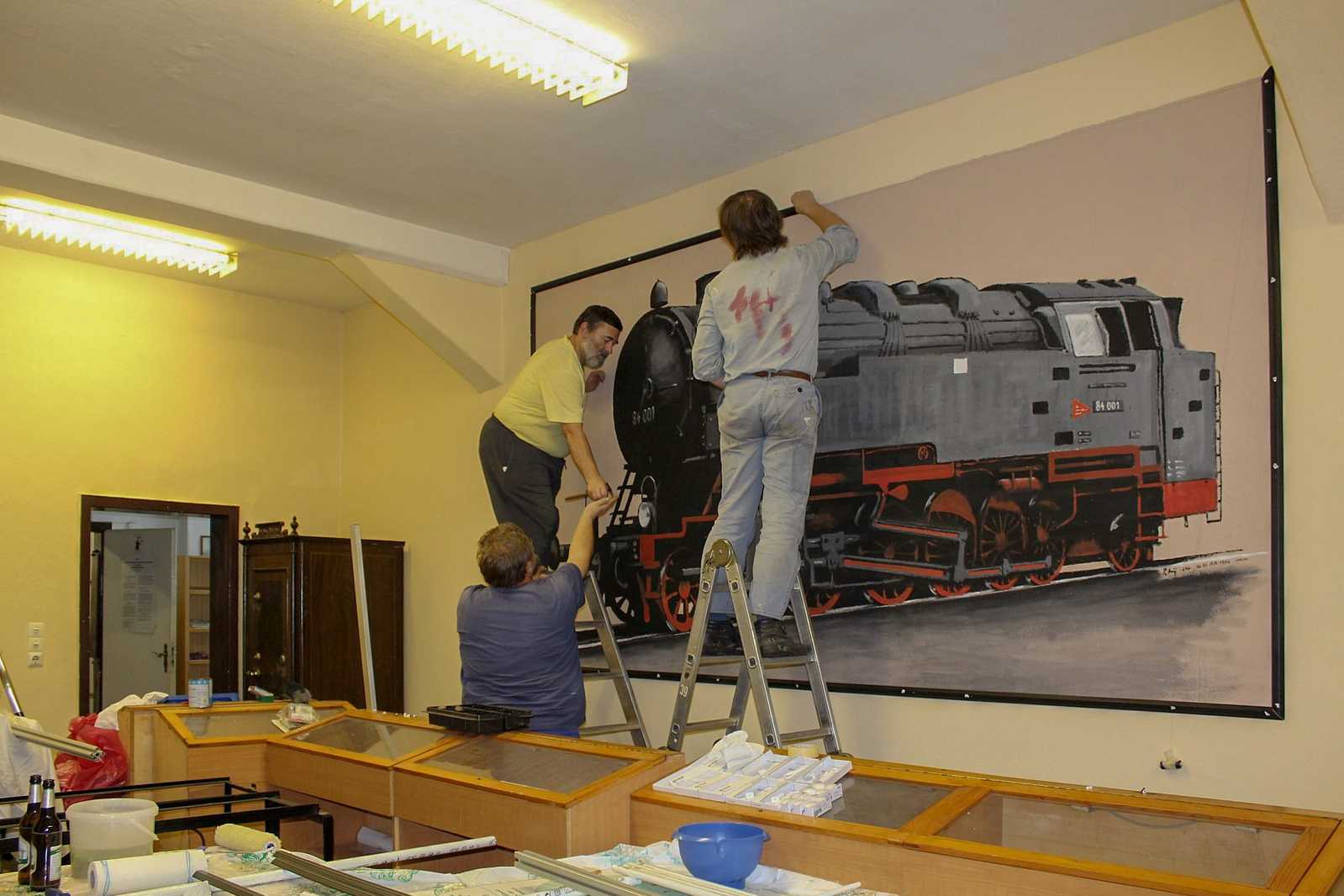 eim Sanieren des Mehrzweckraumes im Sozialgebäude des Eisenbahnmuseums Schwarzenberg galt Vorsicht: Das von Peter König stammende Wandgemälde der Lok 84 001 durfte keinen Schaden nehmen.